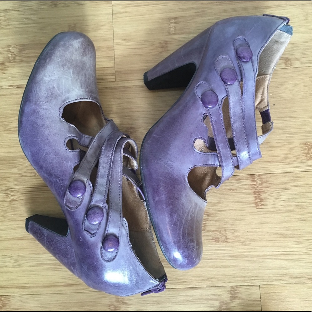 Very cute wear to work vintage style purple heels